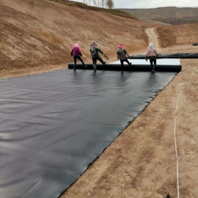 ケニア 農園 エアーチ ダム 敷き布団 500 マイクロン HDPE 池 ダム 敷き布団 設置