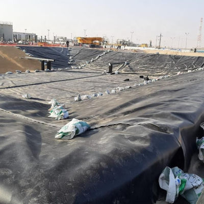 1m-8m 幅 2重質感 HDPE 地膜 魚池と埋立地に 1mm 厚さ