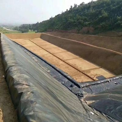 1.5mm 滑らかな黒色 HDPE 地膜 屋外環境用 魚の池 防水