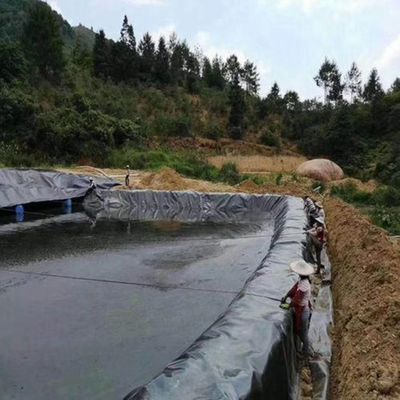 1.5mm 滑らかな黒色 HDPE 地膜 屋外環境用 魚の池 防水