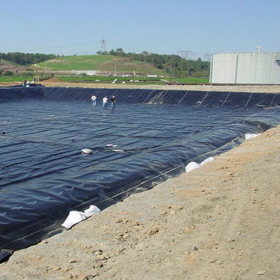 1.5mm 滑らかな黒色 HDPE 地膜 屋外環境用 魚の池 防水